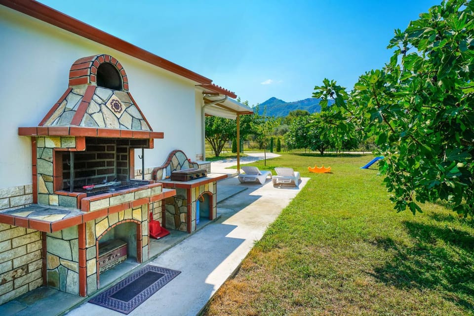 Property building, Garden, Parking