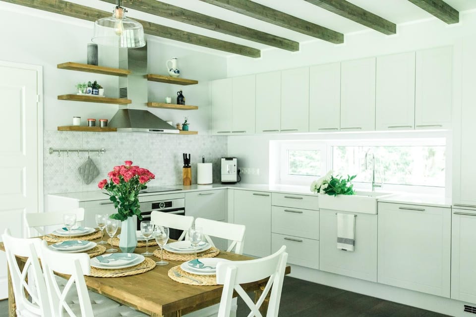 Coffee/tea facilities, Kitchen or kitchenette, Dining area, oven