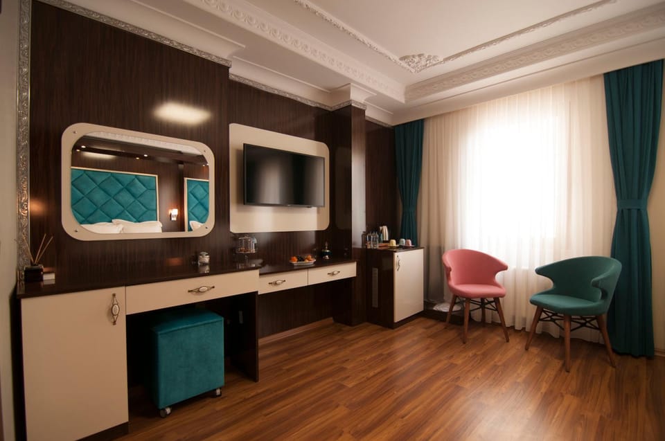Communal lounge/ TV room, TV and multimedia, Quiet street view
