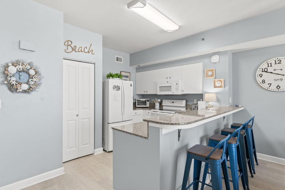 Kitchen or kitchenette, Seating area, Dining area