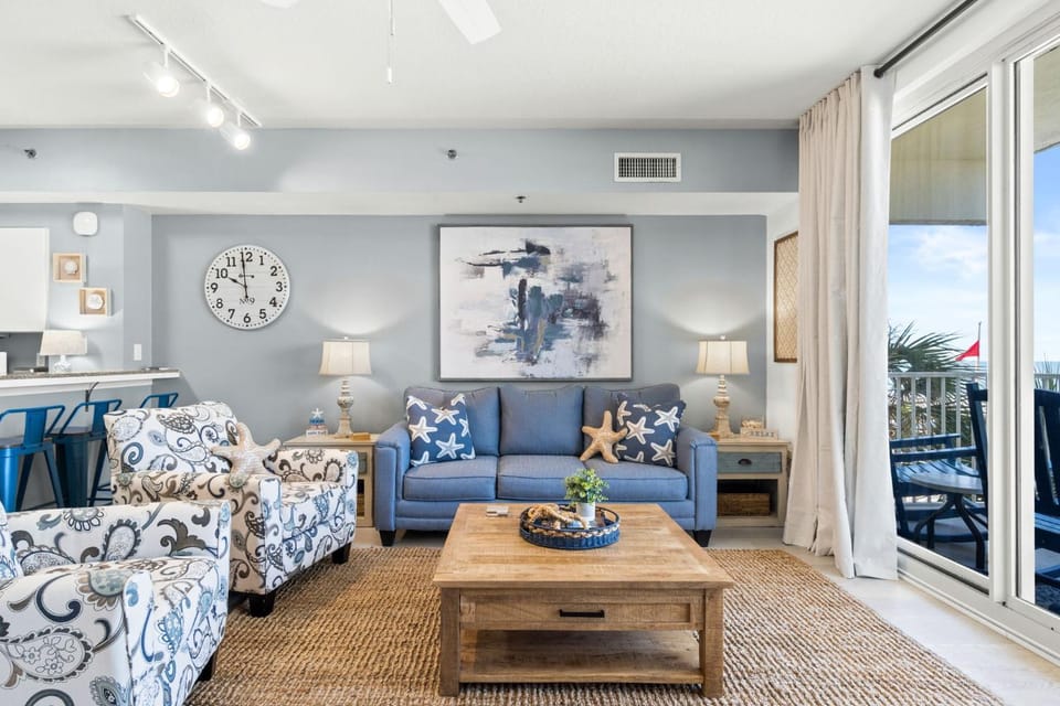 View (from property/room), Balcony/Terrace, Kitchen or kitchenette, Living room, Seating area