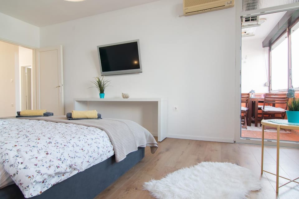 TV and multimedia, Photo of the whole room, Bedroom
