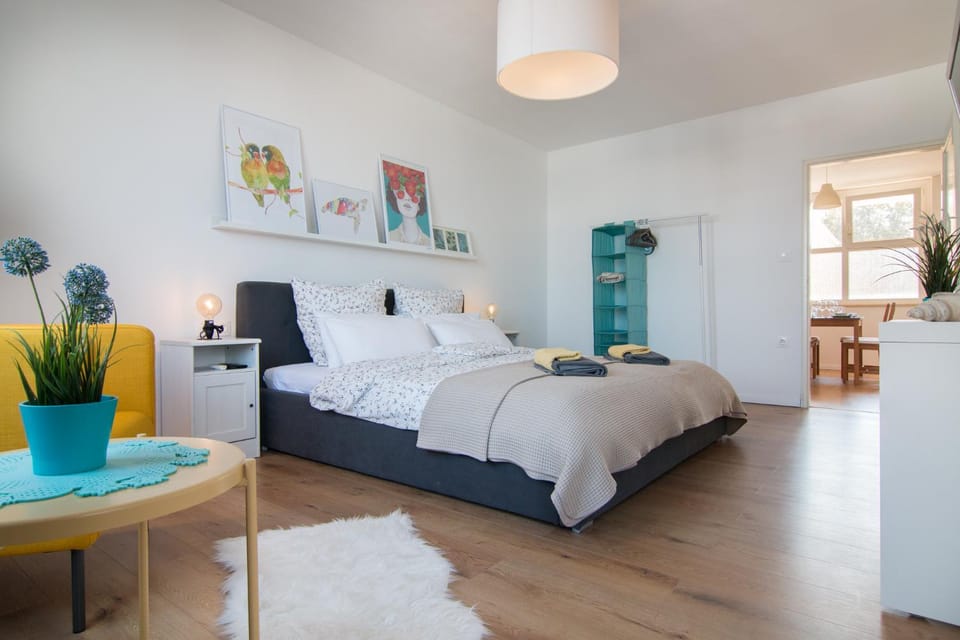 Photo of the whole room, Bedroom