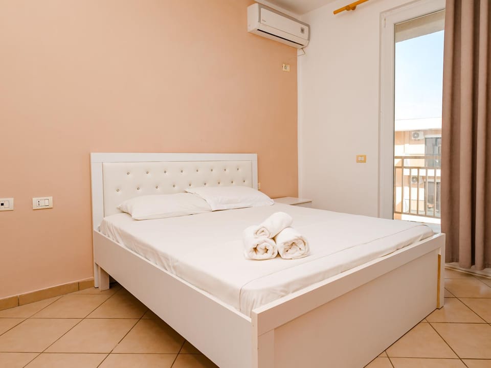 Bedroom, towels