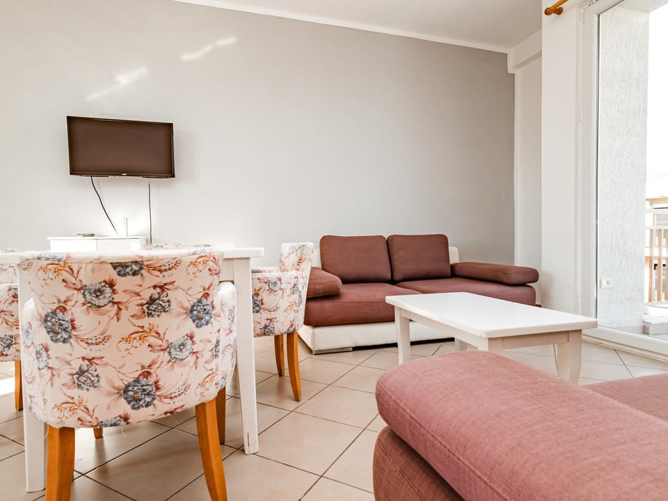 TV and multimedia, Living room, Seating area, Dining area