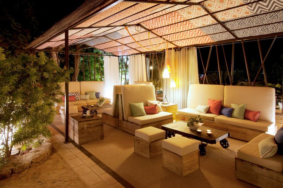 Restaurant/places to eat, Lounge or bar