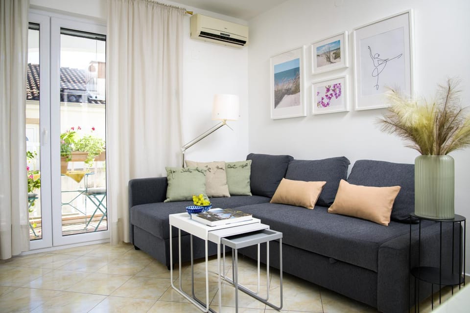 Living room, Seating area, air conditioner