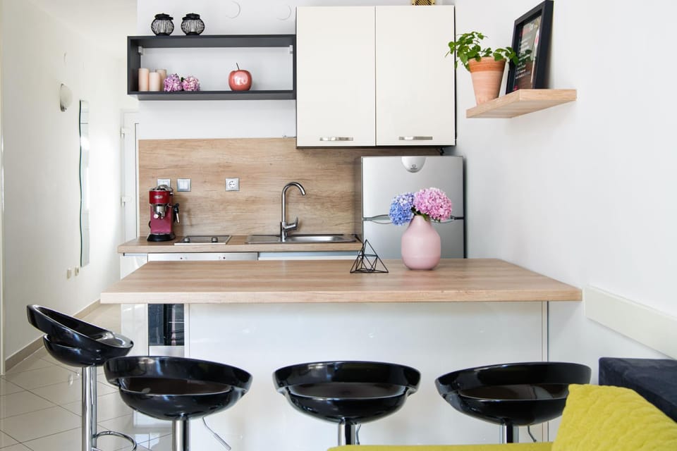 Kitchen or kitchenette, Dining area, stove