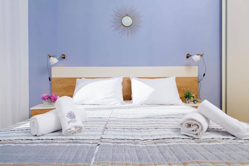 Bed, Bedroom, towels