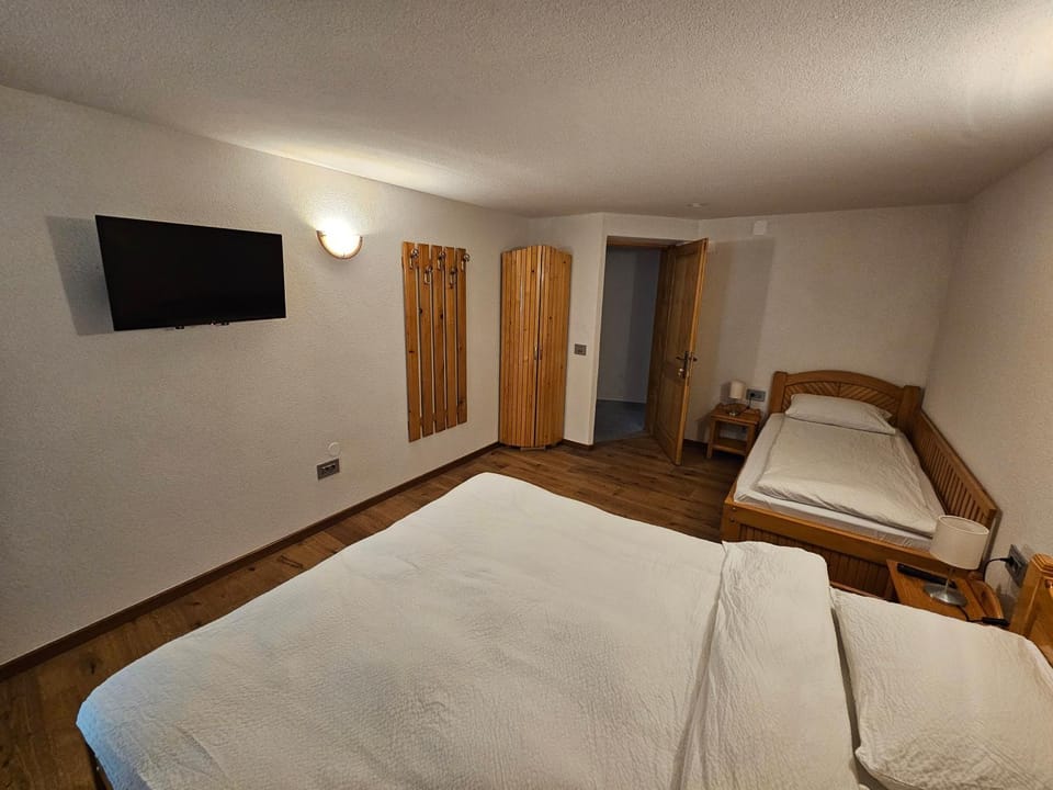 Bed, TV and multimedia, Bedroom, wardrobe