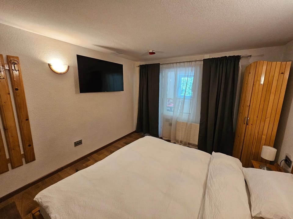 Bed, TV and multimedia, Bedroom, wardrobe