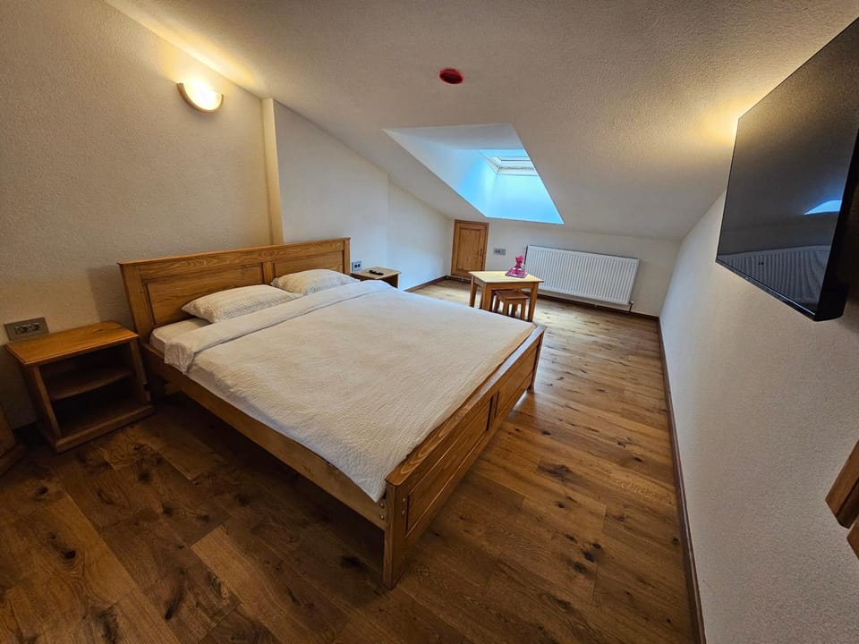 Bed, TV and multimedia, Photo of the whole room, Bedroom