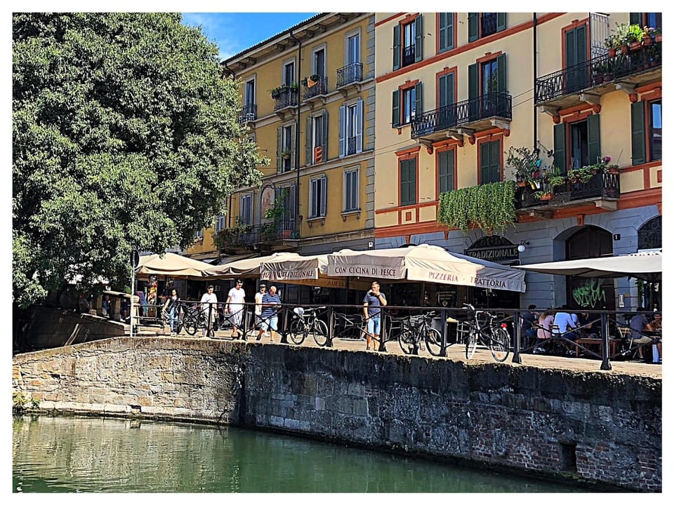 Nearby landmark, Restaurant/places to eat, Facade/entrance, Off site, Neighbourhood, On site, Landmark view, River view, Street view, Shopping Area