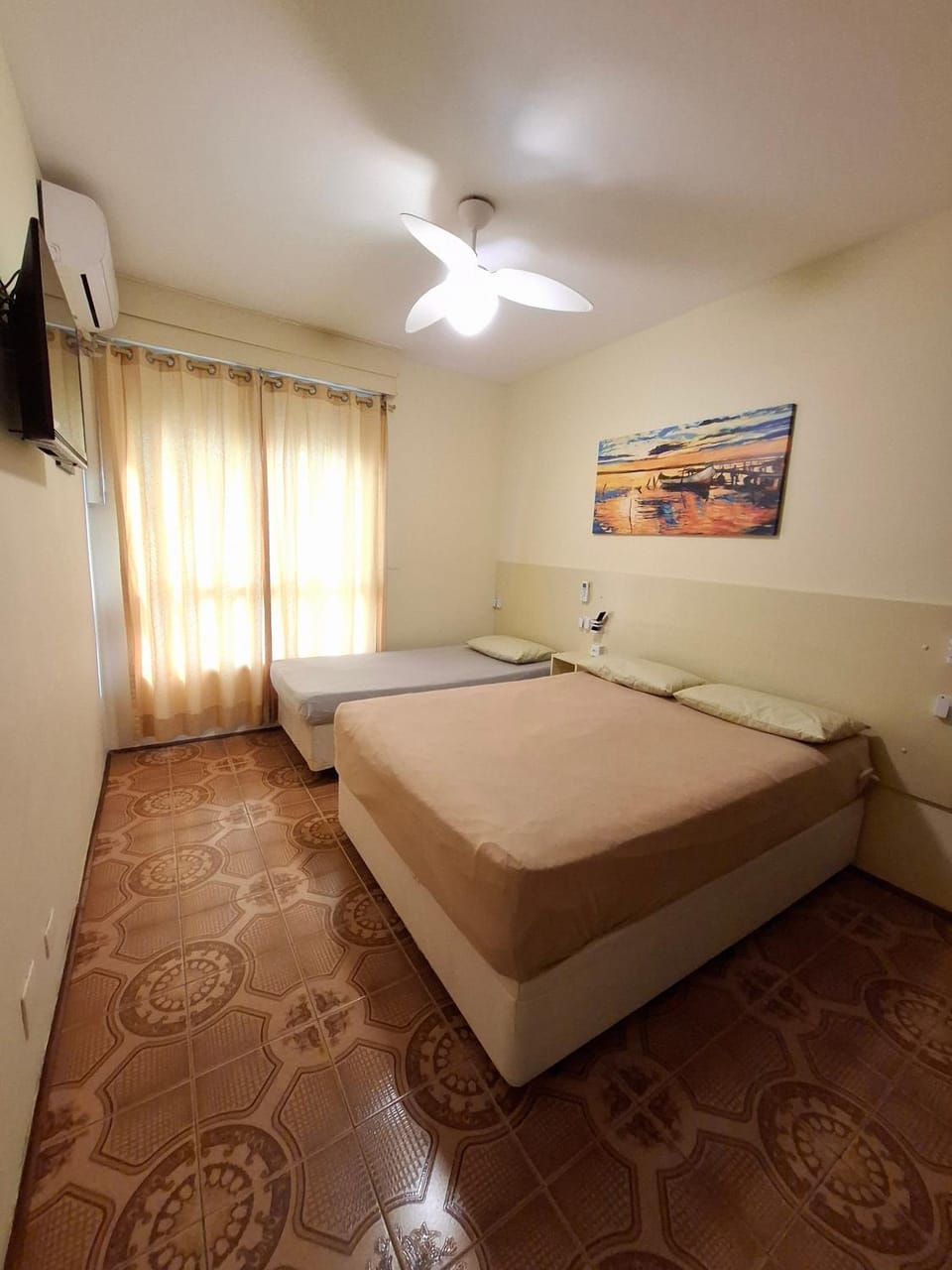 Bed, TV and multimedia, Photo of the whole room, Bedroom