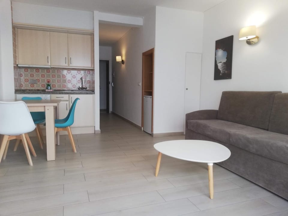 Kitchen or kitchenette, Living room