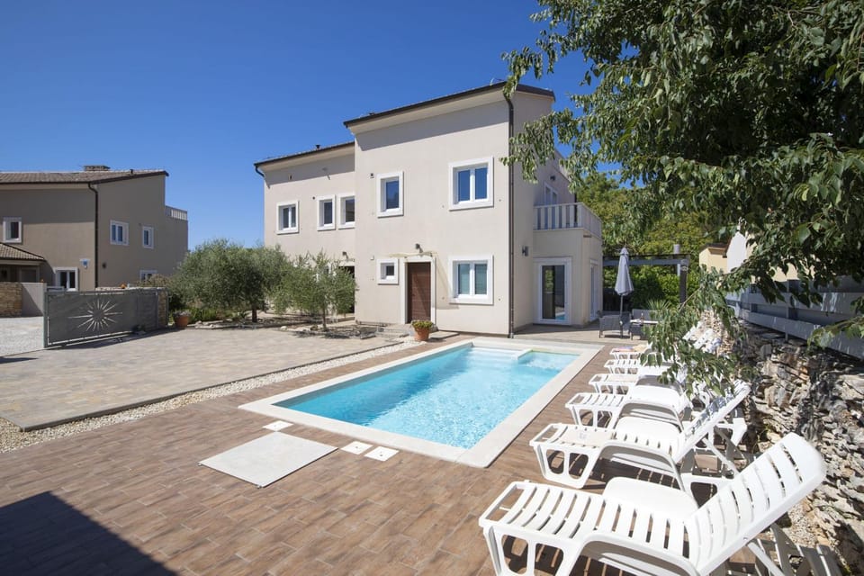 Property building, Day, Swimming pool