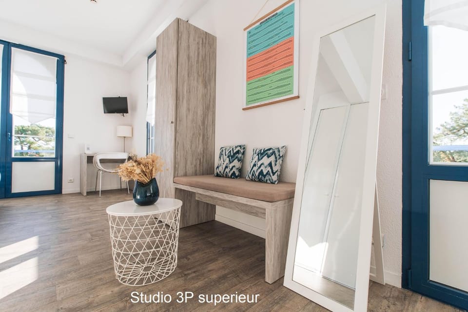 TV and multimedia, Living room, Seating area, Bedroom