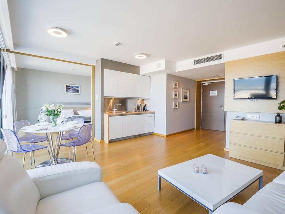 Kitchen or kitchenette, Living room, Seating area, Dining area