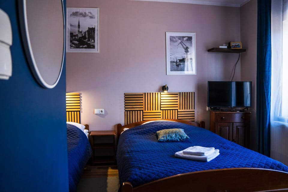 Bed, TV and multimedia, Photo of the whole room, Bedroom, towels