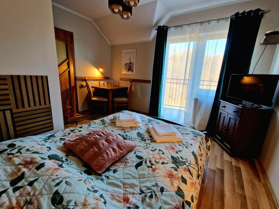 Bed, TV and multimedia, Balcony/Terrace, Photo of the whole room, Bedroom