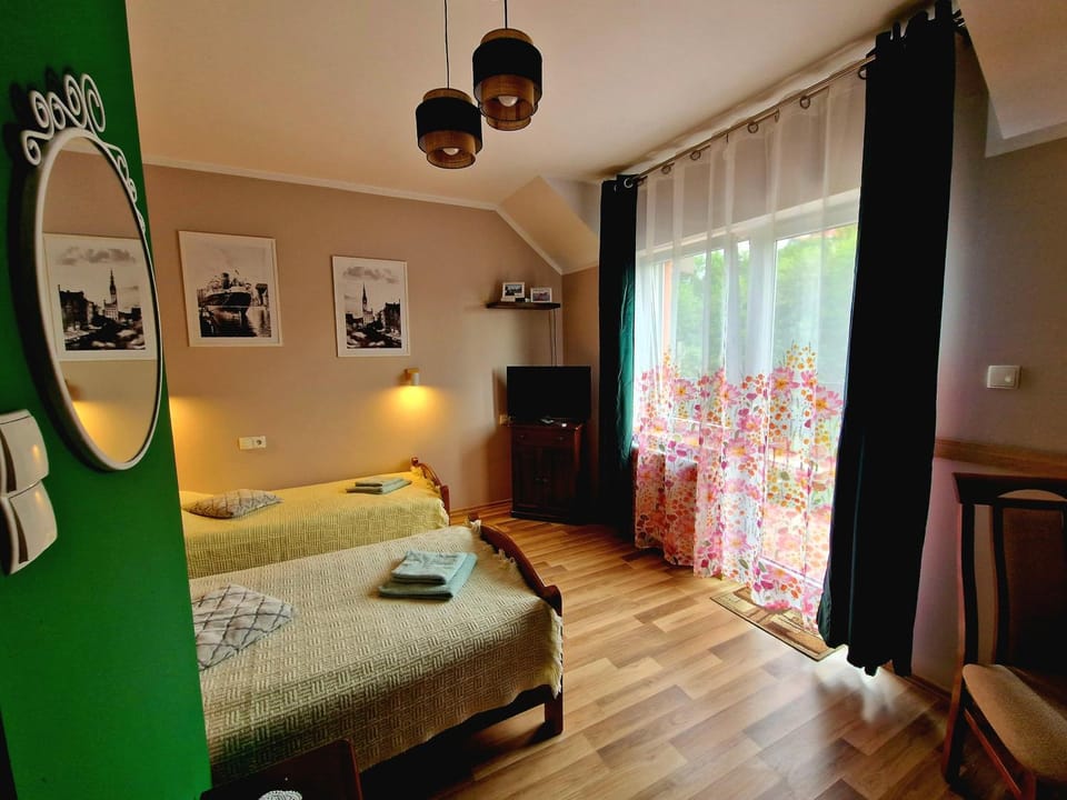 Bed, TV and multimedia, Living room, Photo of the whole room, Bedroom