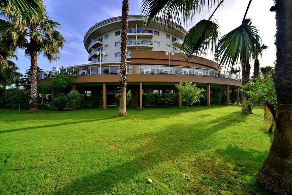 Property building, Day, Garden, Balcony/Terrace, Garden view