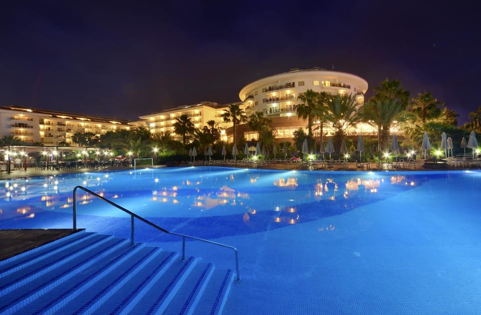 Property building, Night, Garden, Garden view, Pool view, Swimming pool, sunbed