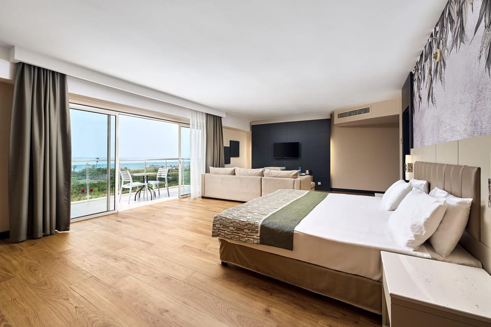 Bed, Natural landscape, TV and multimedia, View (from property/room), Balcony/Terrace, Living room, Photo of the whole room, Seating area, Bedroom, Garden view, Sea view, oven, wardrobe, air conditioner