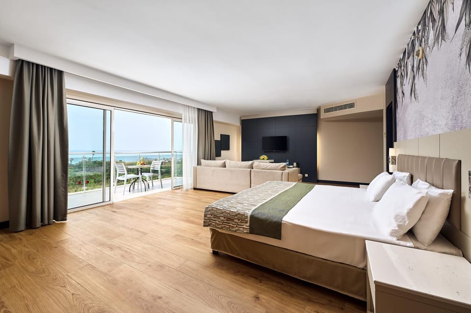 Bed, Natural landscape, TV and multimedia, View (from property/room), Balcony/Terrace, Living room, Food and drinks, Photo of the whole room, Seating area, Bedroom, Sea view, Drinks, wardrobe, air conditioner