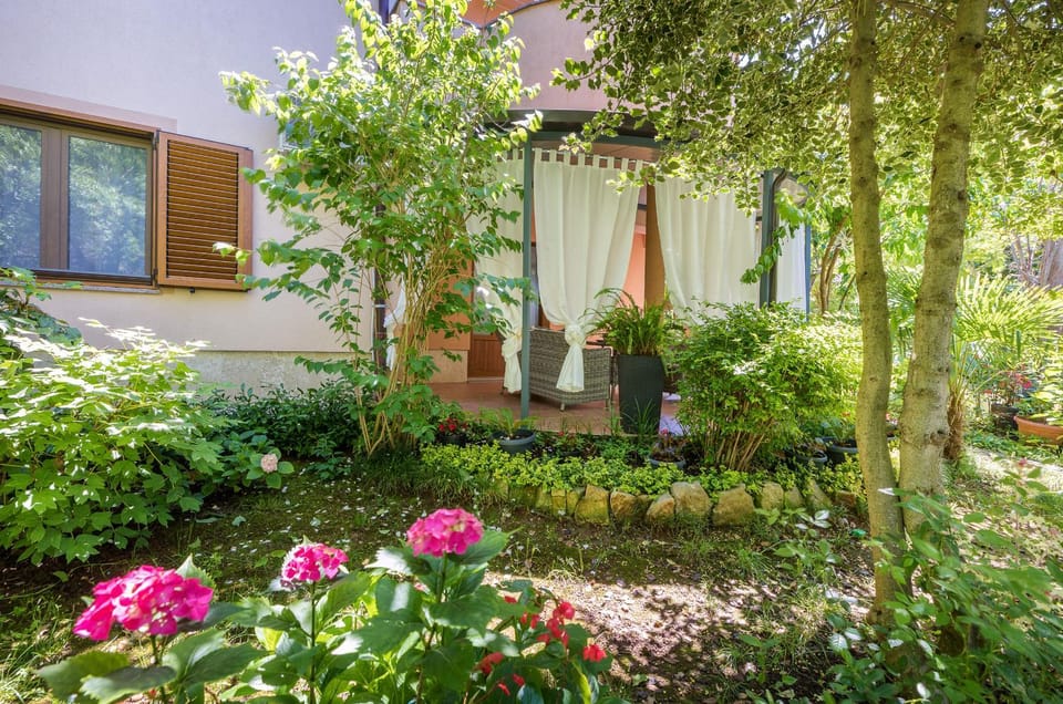 Property building, Patio, Facade/entrance, Day, Natural landscape, Garden, Balcony/Terrace, Garden view