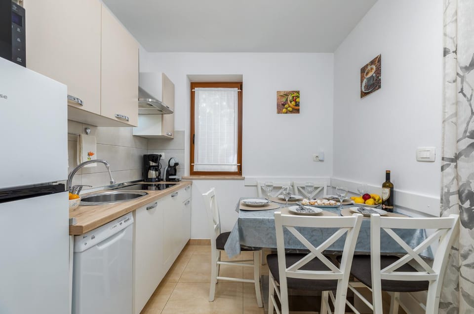 Coffee/tea facilities, Dining area, dishwasher, stove, kitchen