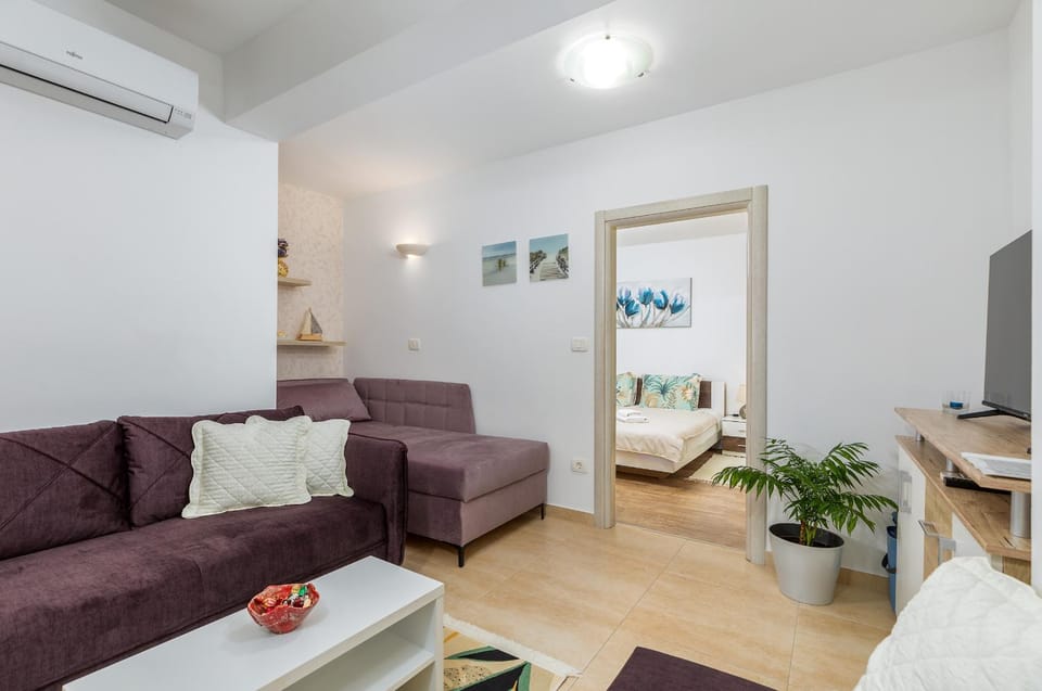 Communal lounge/ TV room, Bed, TV and multimedia, Living room, Seating area, Bedroom, air conditioner