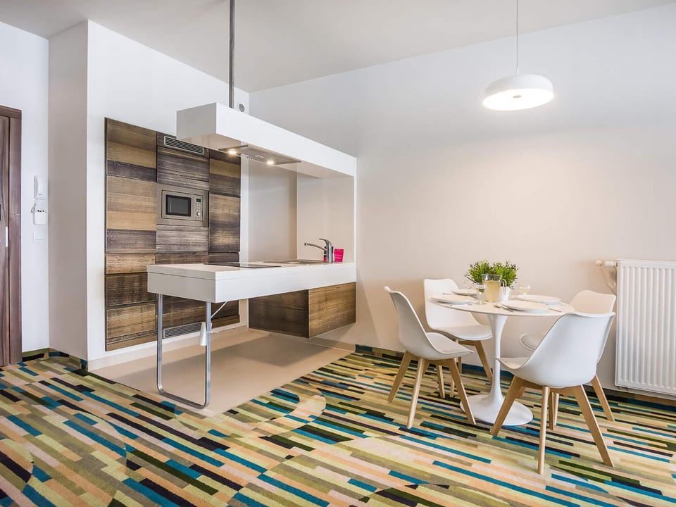 Kitchen or kitchenette, Seating area, Dining area