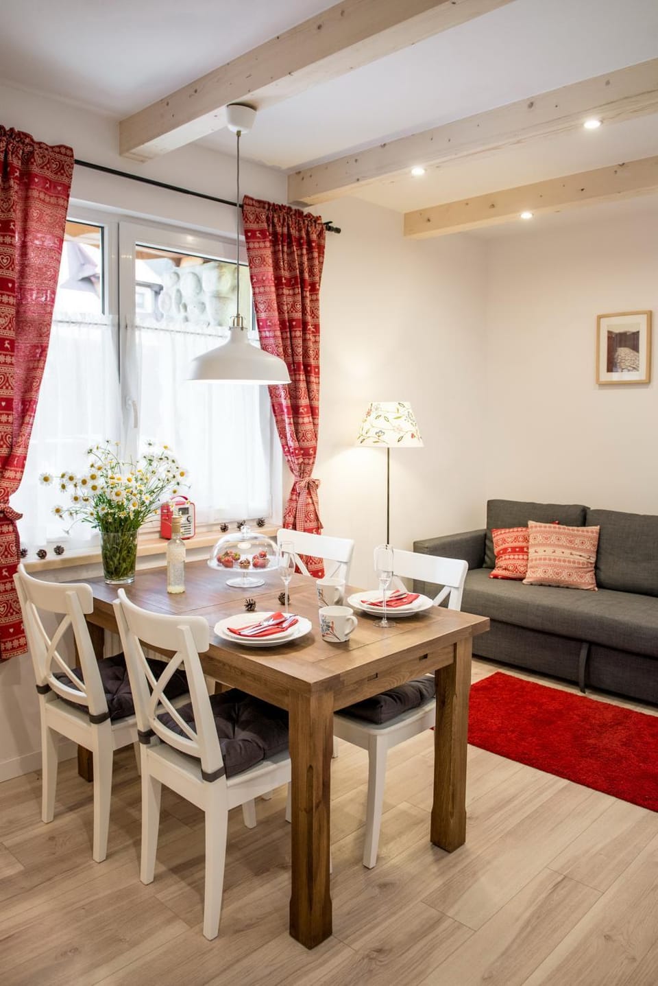 Photo of the whole room, Seating area