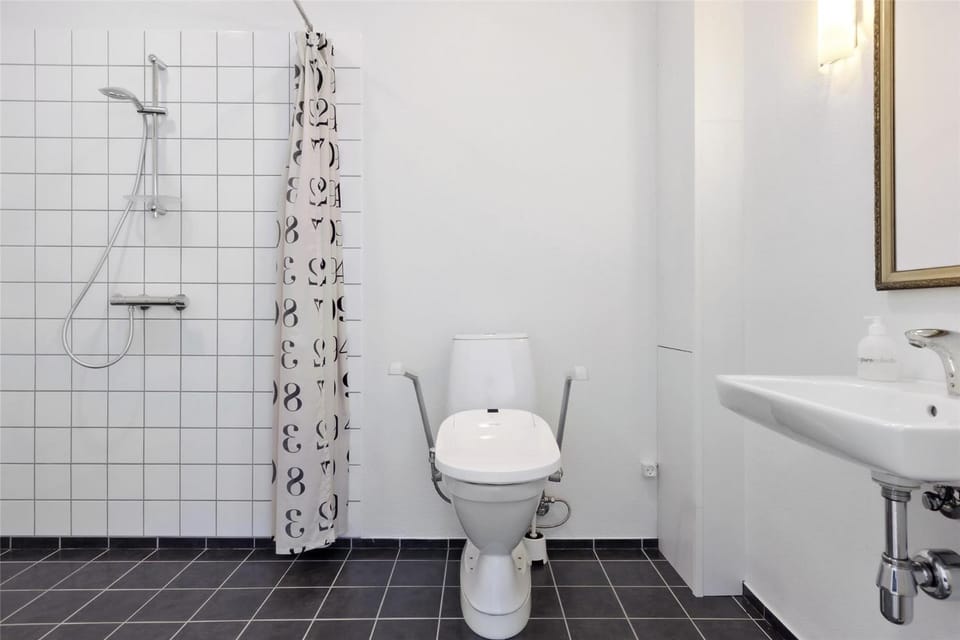 Bathroom, Photo of the whole room