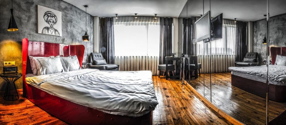 Bed, Photo of the whole room, Decorative detail, Decorative detail, Seating area, Bedroom, Guests, group of guests