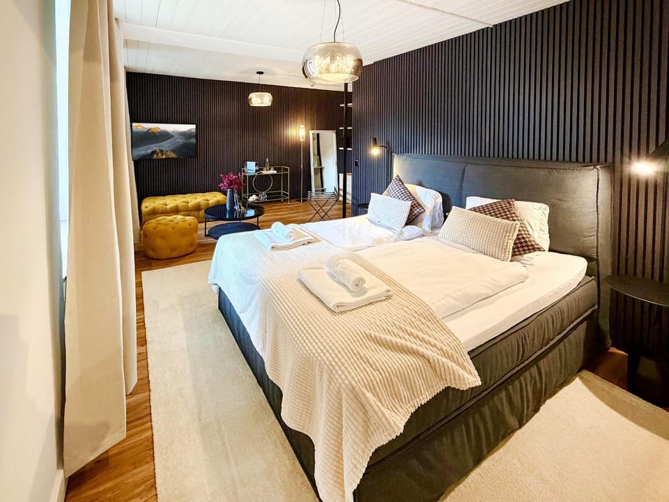 Bed, TV and multimedia, Living room, Photo of the whole room, Bedroom