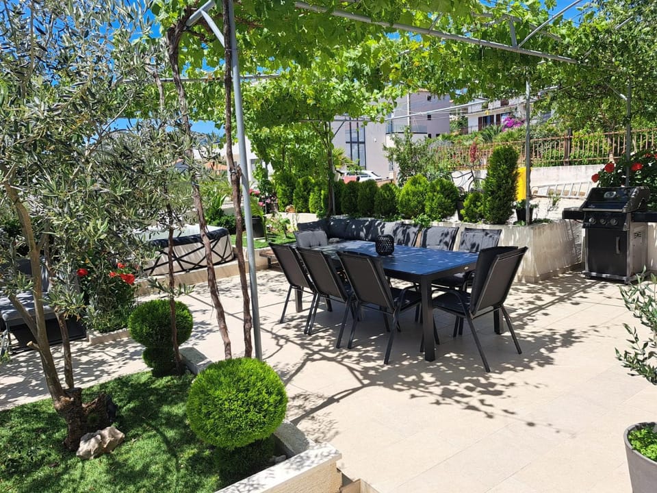 Dining area, Garden view