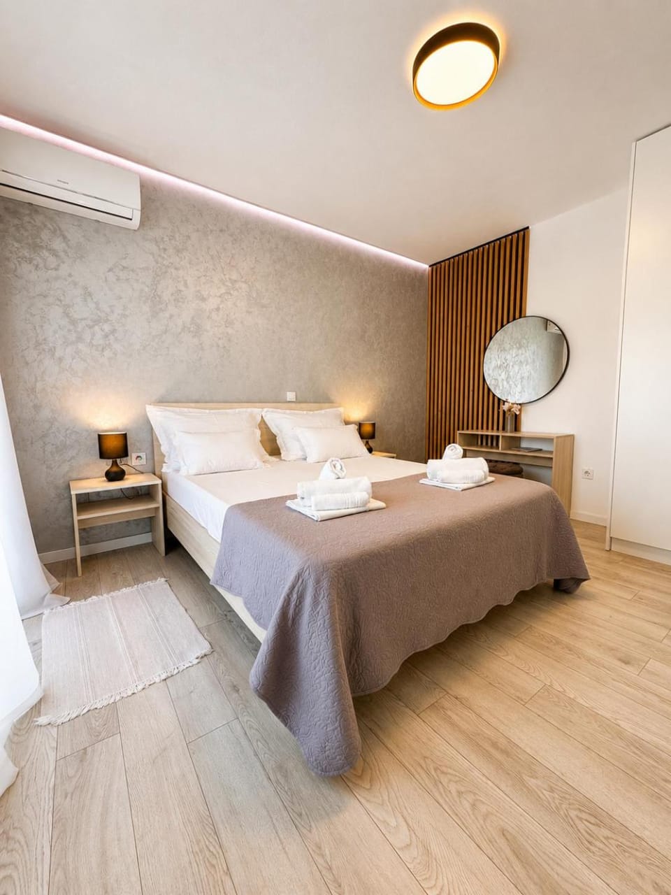Photo of the whole room, Bedroom