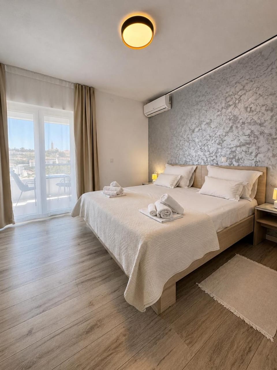 Photo of the whole room, towels, air conditioner