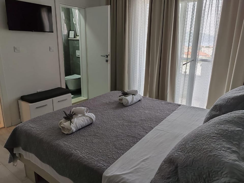 Photo of the whole room, towels