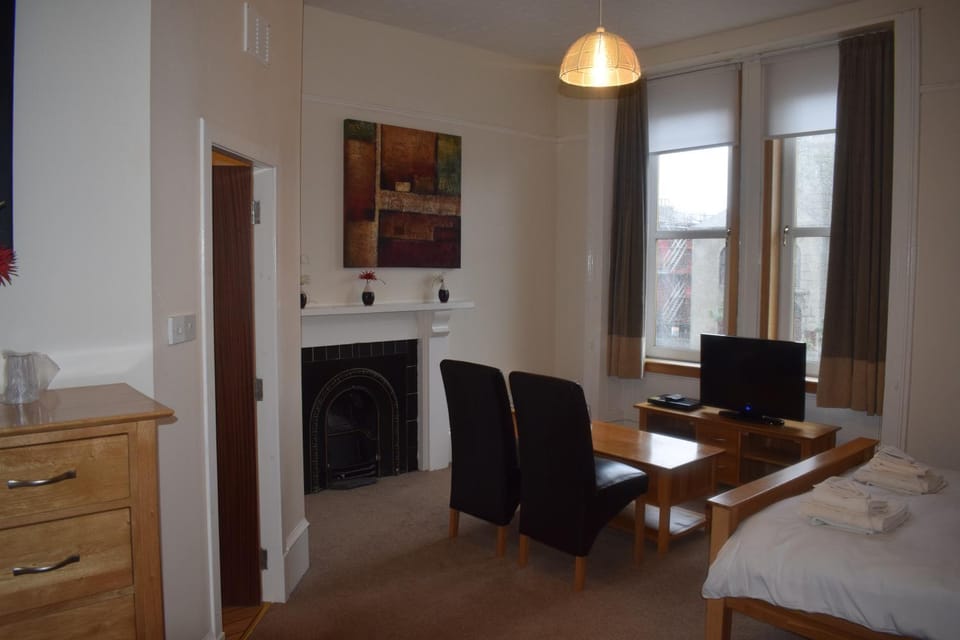 TV and multimedia, Seating area, Bedroom