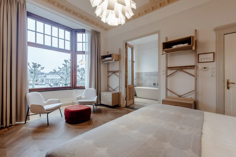 Photo of the whole room, Seating area