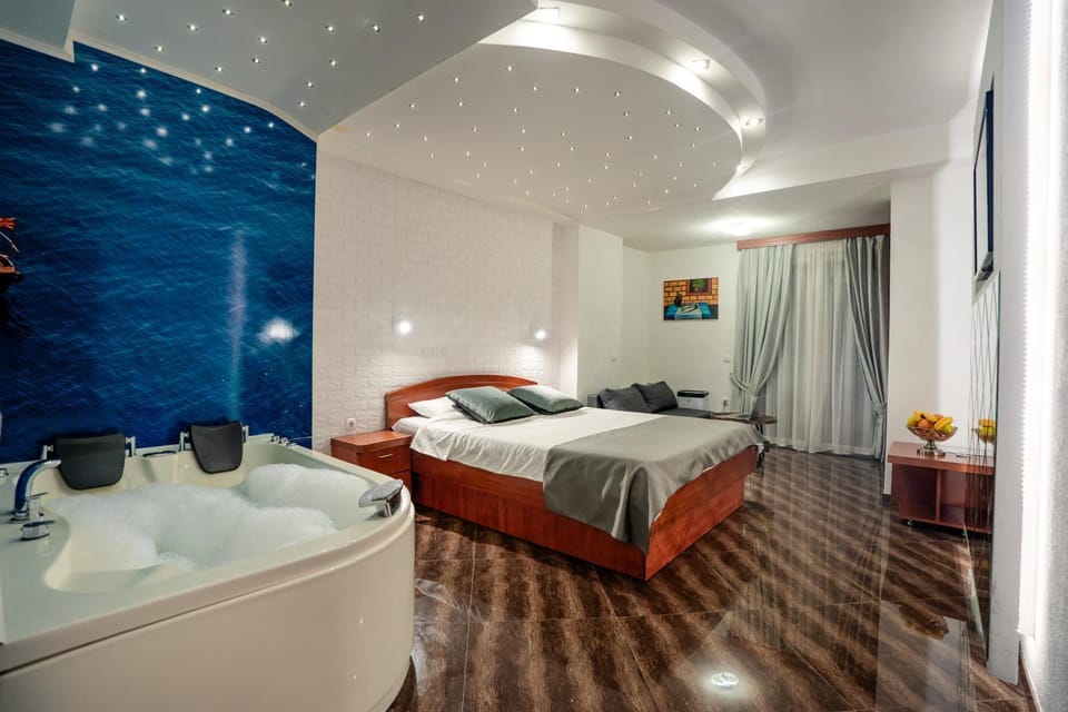 Bed, Hot Tub, Photo of the whole room, Bedroom, Bath, towels