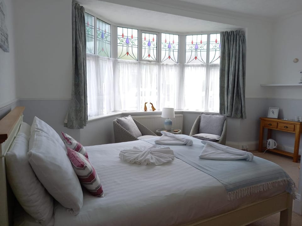 Bed, Photo of the whole room, Decorative detail, Seating area, Bedroom, hair dresser
