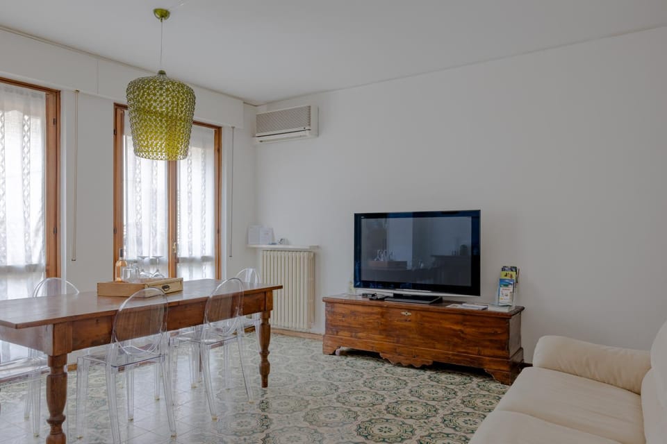 TV and multimedia, Living room, Seating area, Dining area, air conditioner