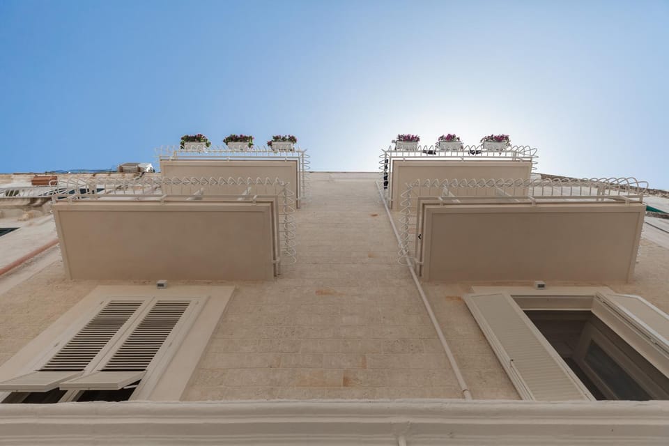 Facade/entrance, Balcony/Terrace