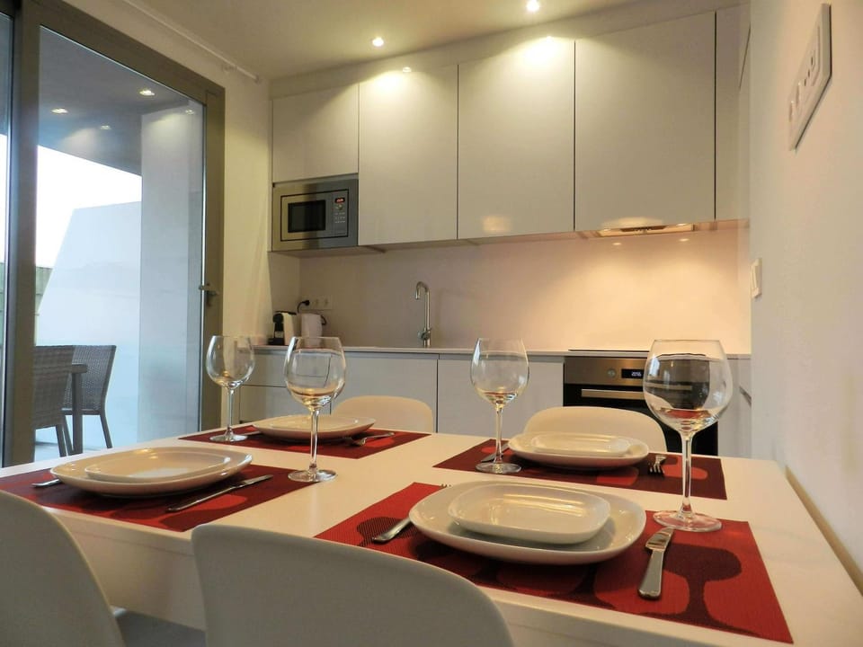Coffee/tea facilities, Kitchen or kitchenette, Dining area, dishwasher, microwave, oven, stove