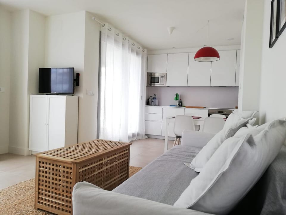 Communal lounge/ TV room, TV and multimedia, Kitchen or kitchenette, Living room, Seating area, Dining area, heating, internet, air conditioner