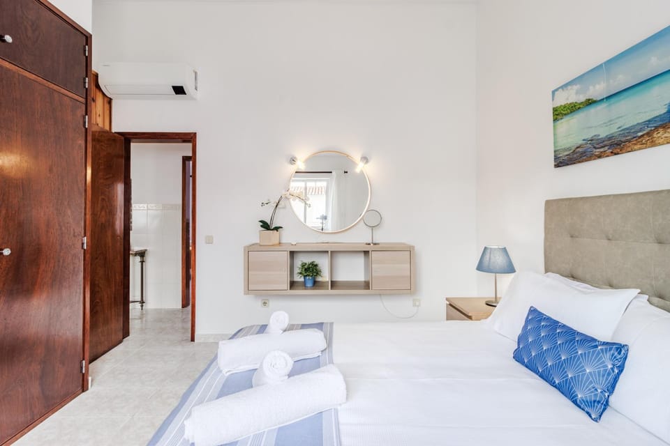Photo of the whole room, Bedroom